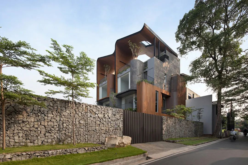 住在自然里，而不是旁邊，把后院搬上屋頂，這才是生活的進階美學(xué)！